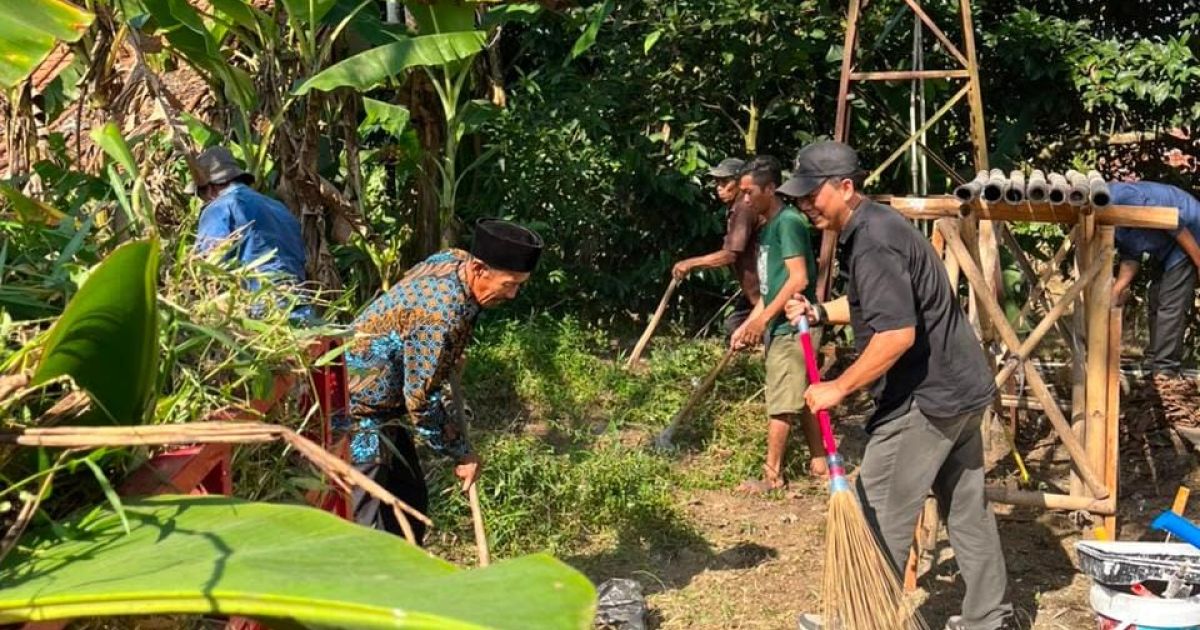 Pemerintah Desa Neglasari bersama Dinas Kesehatan Kabupaten Bogor dan masyarakat menggelar aksi gotong royong Jumat Bersih untuk membenahi Pustu Neglasari yang mengalami kerusakan berat demi meningkatkan pelayanan kesehatan warga
