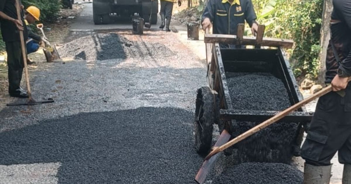 Pemkot Depok melalui Dinas PUPR mempercepat perbaikan jalan di sejumlah titik strategis, termasuk Jalan Saidan dan Jalan Samudera. Langkah ini dilakukan untuk meningkatkan keselamatan, kenyamanan, dan kelancaran mobilitas masyarakat.