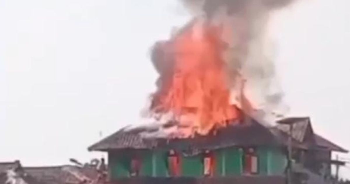 Kebakaran menghanguskan asrama santri putra Ponpes Riyadhul Hidayah Al-Kholiliyah di Jasinga, Kabupaten Bogor. Diduga akibat korsleting listrik, kerugian mencapai Rp200 juta dan 120 santri terdampak.
