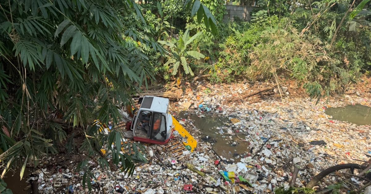 Pemkab Bogor Kerahkan 40 Truk dan Alat Berat Bersihkan Gunungan Sampah di Kali Baru