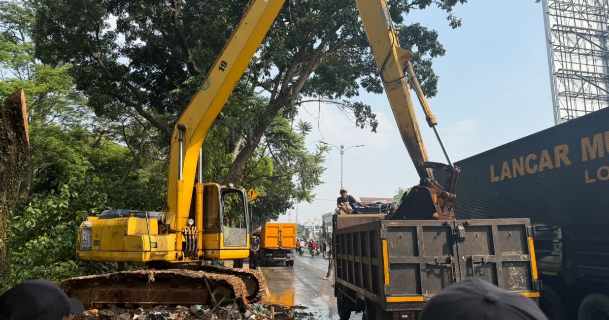 Pemkab Bogor mengerahkan 40 truk dan alat berat untuk membersihkan timbunan sampah di Sungai Kali Baru, Cibinong. Volume sampah diperkirakan mencapai 230 truk dan ditargetkan selesai dalam lima hari.