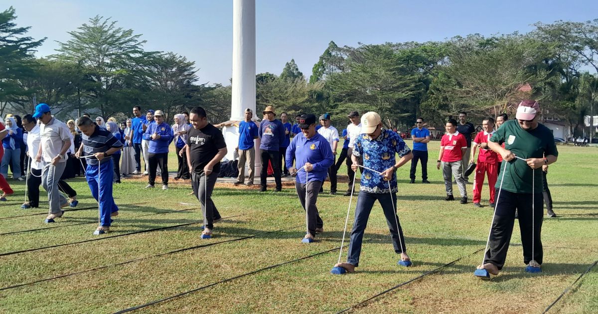 Pemkab Pesawaran resmi membuka rangkaian perlombaan Hari Jadi Kabupaten Pesawaran ke-19. ASN memeriahkan kegiatan dengan lomba balap karung, bakiak, tarik tambang, hingga senam massal.