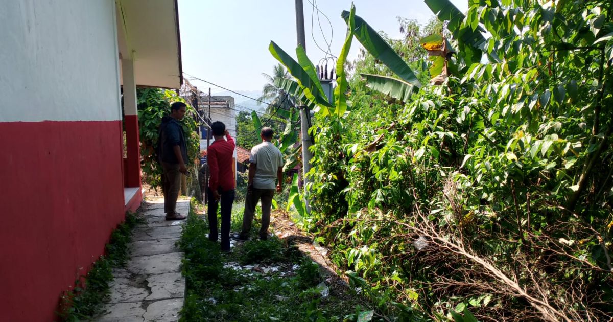 Kepala Seksi Rehabilitasi SD Dinas Pendidikan Kabupaten Bogor, Sumanta didampingi Komite Sekolah dan Plt Kepsek SDN Kalongsawah 01 saat meninjau batas sekolah.