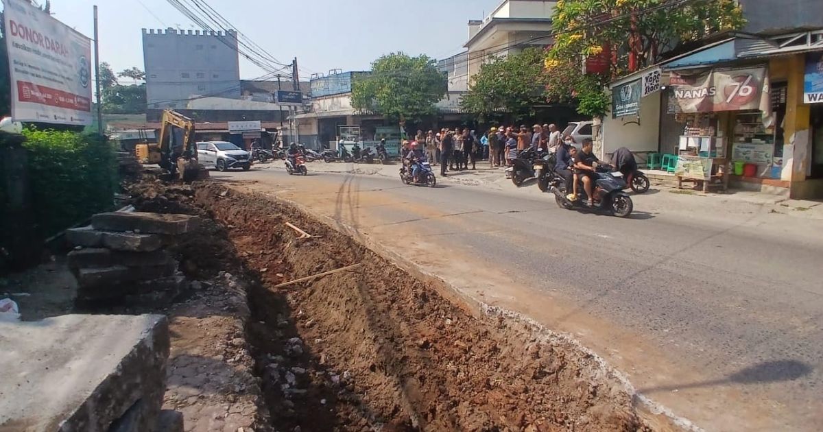 PUPR Kota Depok melanjutkan revitalisasi drainase Bukit Cengkeh dengan fokus mengatasi sedimentasi dan penyempitan saluran. Sejumlah solusi teknis disiapkan untuk mengakhiri banjir yang kerap terjadi di kawasan tersebut.