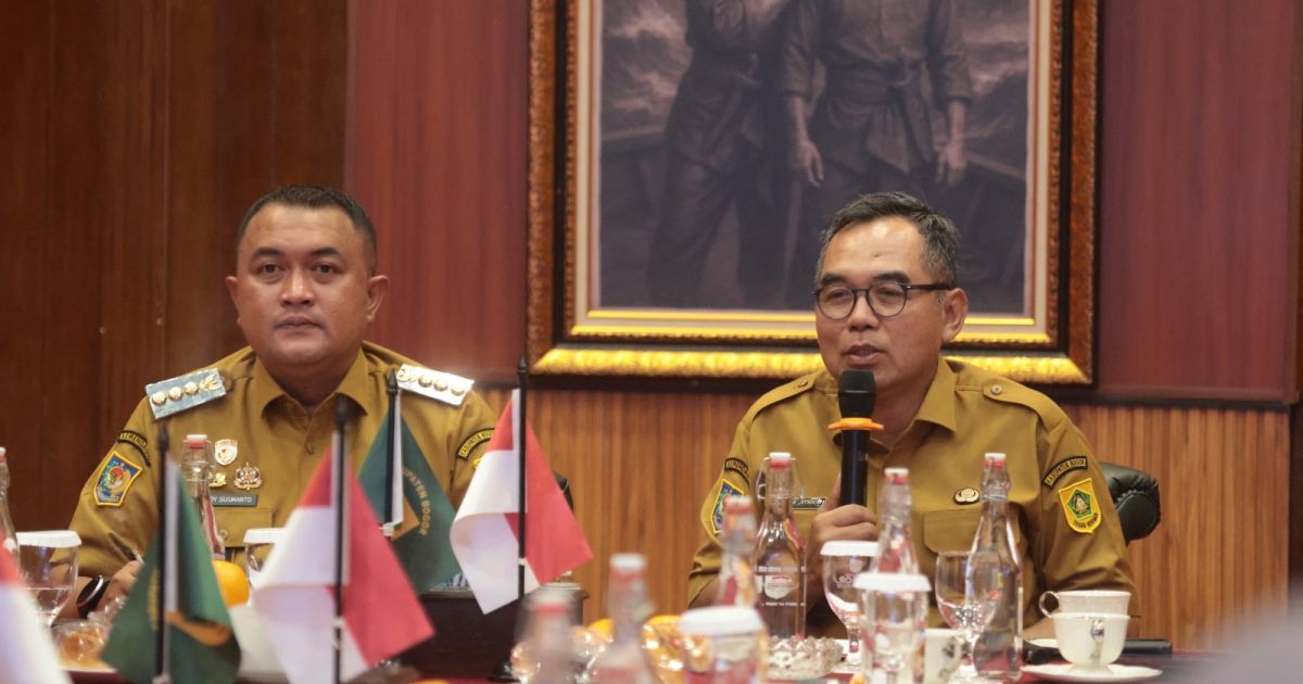 Bupati Bogor Rudy Susmanto menegaskan camat merupakan ujung tombak pembangunan dan representasi Bupati di wilayah. Hal itu disampaikan saat memimpin rapat koordinasi seluruh camat se-Kabupaten Bogor.