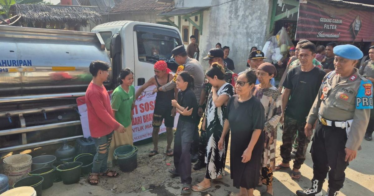 Polsek Nanggung bersama Perumda Tirta Kahuripan menyalurkan 11.000 liter air bersih kepada warga Desa Kalong Liud dan Hambaro yang terdampak kekeringan akibat musim kemarau di Kabupaten Bogor.