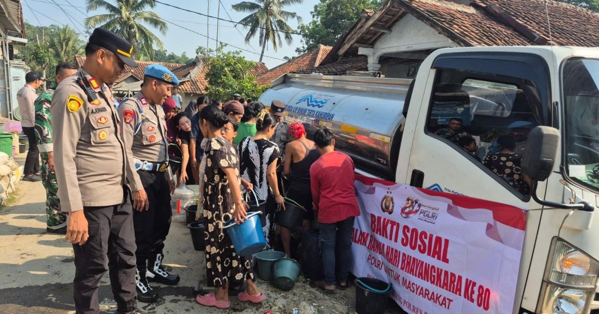 Kekeringan Melanda Nanggung, Polri dan Tirta Kahuripan Distribusikan Air Bersih