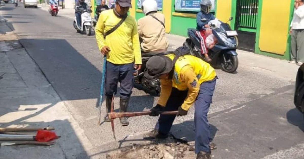 Dinas PUPR Kota Depok bergerak cepat memperbaiki jalan amblas di Jalan Abdul Wahab, Sawangan, setelah menerima laporan warga melalui Call Center PUPR. Penanganan dilakukan demi menjaga keselamatan pengguna jalan.