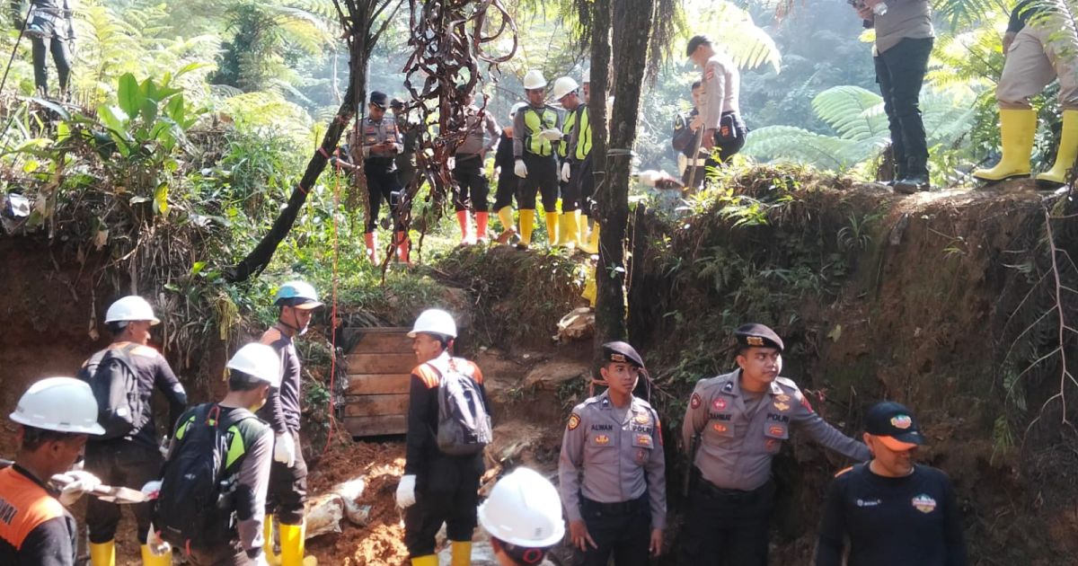Polri, TNI, dan PT Antam UBPE Pongkor menggelar operasi terpadu penertiban Penambangan Emas Tanpa Izin (PETI) di kawasan Pongkor, Nanggung, Kabupaten Bogor selama tiga hari.