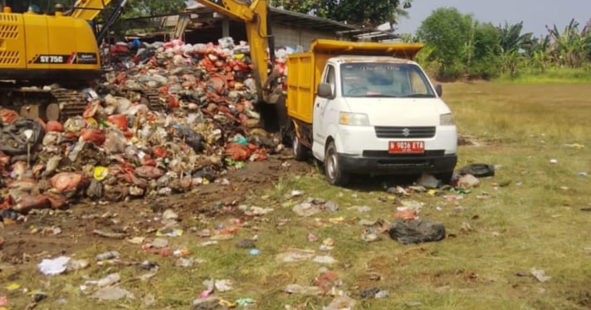 DLHK Kota Depok membersihkan gunungan sampah di Lapangan Porkas Golf Cilangkap dengan mengerahkan alat berat. TPS liar yang dikeluhkan warga akhirnya ditertibkan untuk mengembalikan fungsi ruang publik yang bersih dan nyaman.