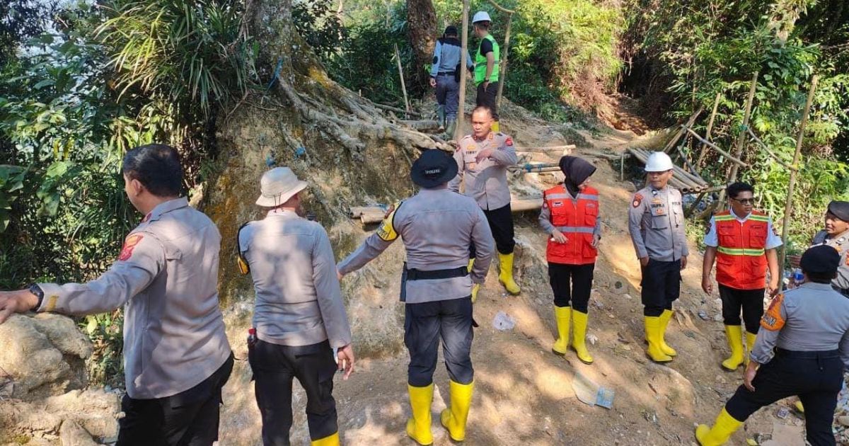 Hari kedua operasi gabungan penertiban PETI di kawasan Pongkor, Bogor, menemukan ribuan karung bekas, sampah plastik, dan aliran air keruh yang diduga berdampak pada Sungai Cikaniki. Operasi melibatkan PT Antam, Polri, TNI, TNGHS, Satpol PP, dan Linmas.