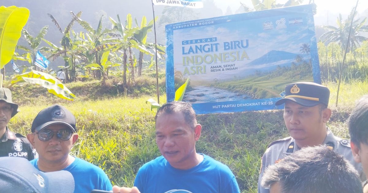 Ketua DPC Partai Demokrat Kabupaten Bogor yang juga Anggota Komisi V DPRD Jawa Barat, H. Dede Chandra Sasmita, saat diwawancarai wartawan, di Desa Cinagara, Kecamatan Caringin, Jumat (17/7/2026) (Foto/Iwan)