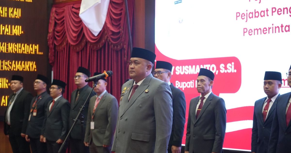 Bupati Bogor Rudy Susmanto melantik 14 pejabat administrator dan pengawas di lingkungan Pemkab Bogor. Pelantikan ini bertujuan memperkuat kinerja birokrasi dan meningkatkan pelayanan publik.