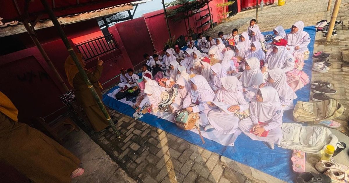 Demi Keselamatan Siswa, SDN Cadas Leueur Alihkan Kegiatan Belajar ke Bawah Tenda Terpal