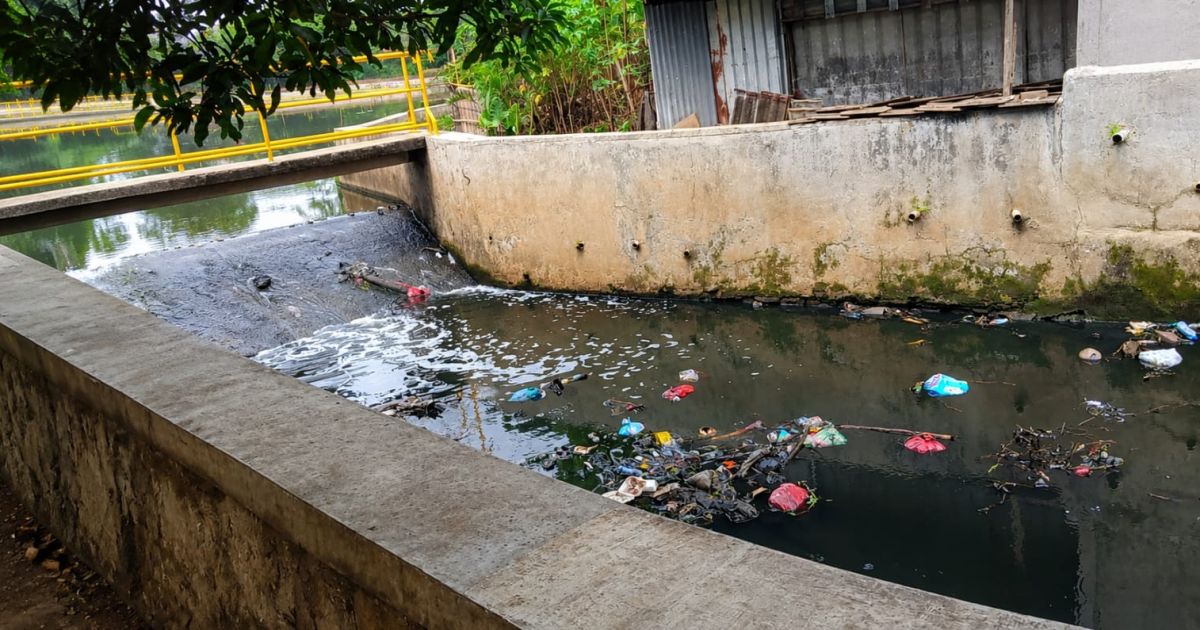 Ket.Gambar: Kondisi aliran Kali Jantung dan Situ Bahar di Kota Depok yang tengah menjadi objek investigasi dugaan pencemaran lingkungan oleh DLHK Depok dan Kabupaten Bogor.