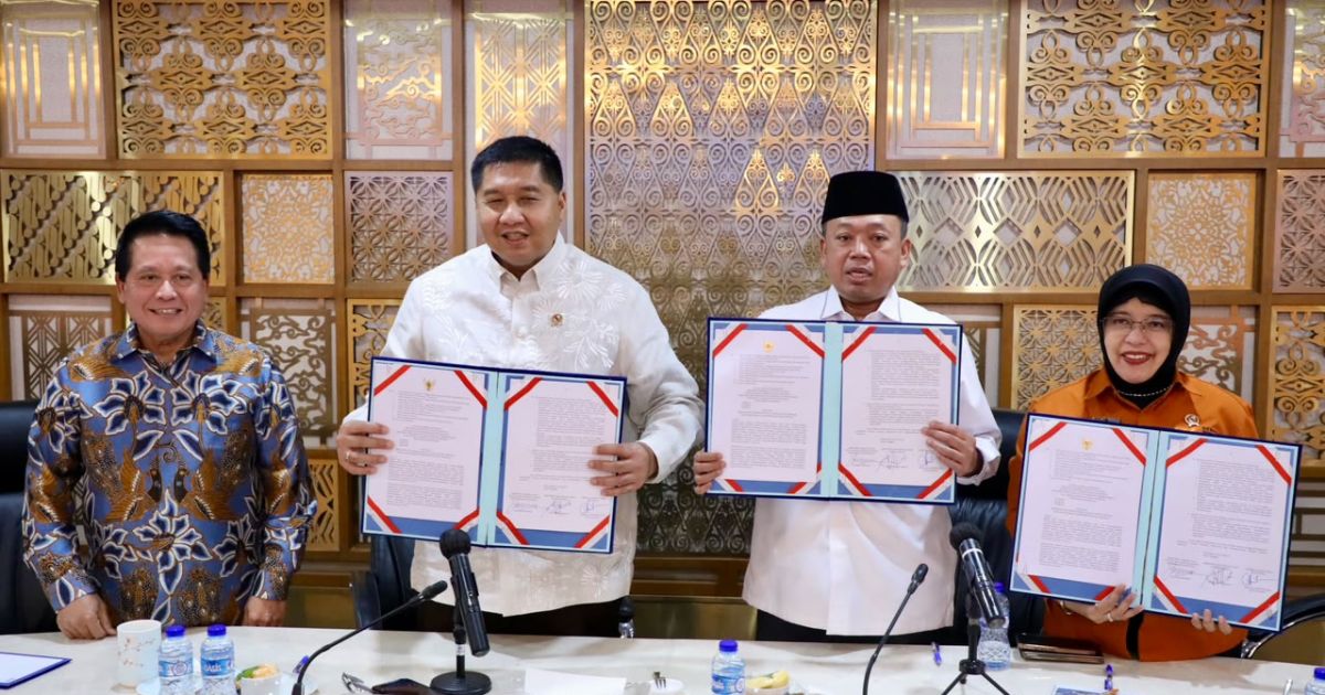 Menteri ATR/Kepala BPN Nusron Wahid bersama Menteri PKP Maruarar Sirait dan Kepala BPS RI saat penandatanganan Surat Edaran Bersama percepatan sertipikasi tanah bagi masyarakat berpenghasilan rendah di Jakarta. Selasa (21/7/2026).