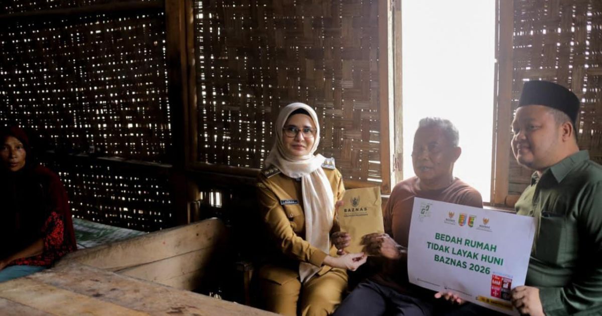 Bupati Nanda Indira Serahkan Bantuan Bedah Rumah Baznas untuk Warga Kurang Mampu