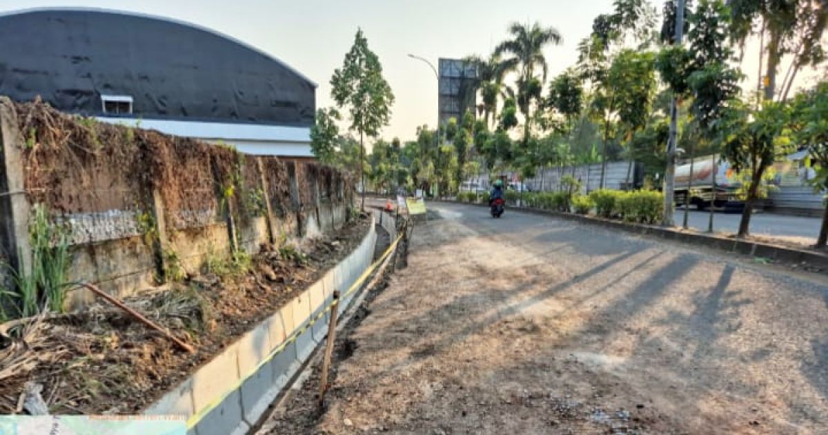 Pekerjaan penataan drainase oleh DPUPR Kota Depok di kawasan persimpangan RM Kalimantan, Cimanggis Boulevard, Kecamatan Tapos, guna mengurangi genangan saat hujan deras.