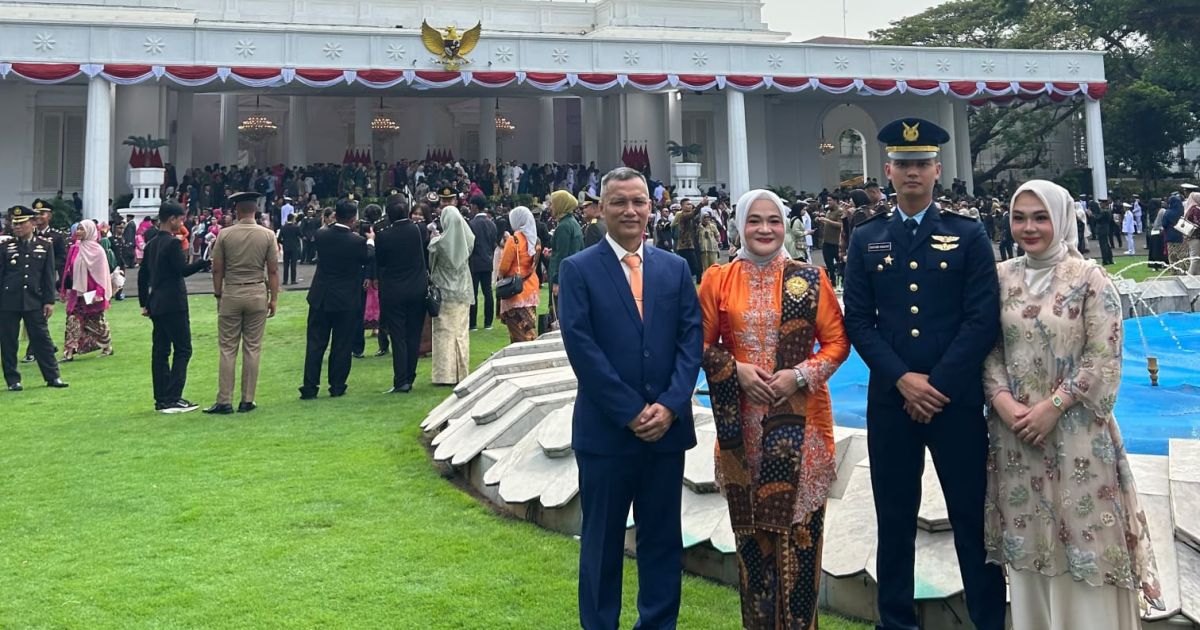 Ket. Gambar : Makmur Hidayat dan Nurhanisda saat menghadiri Upacara Prasetya Perwira TNI-Polri 2026 di Istana Negara saat putra ketiga mereka, Letda Alghifari Hidayat, resmi dilantik sebagai Perwira TNI Angkatan Udara di Istana Negara, Jakarta, Rabu (22/7/2026). (Foto/Istimewa)