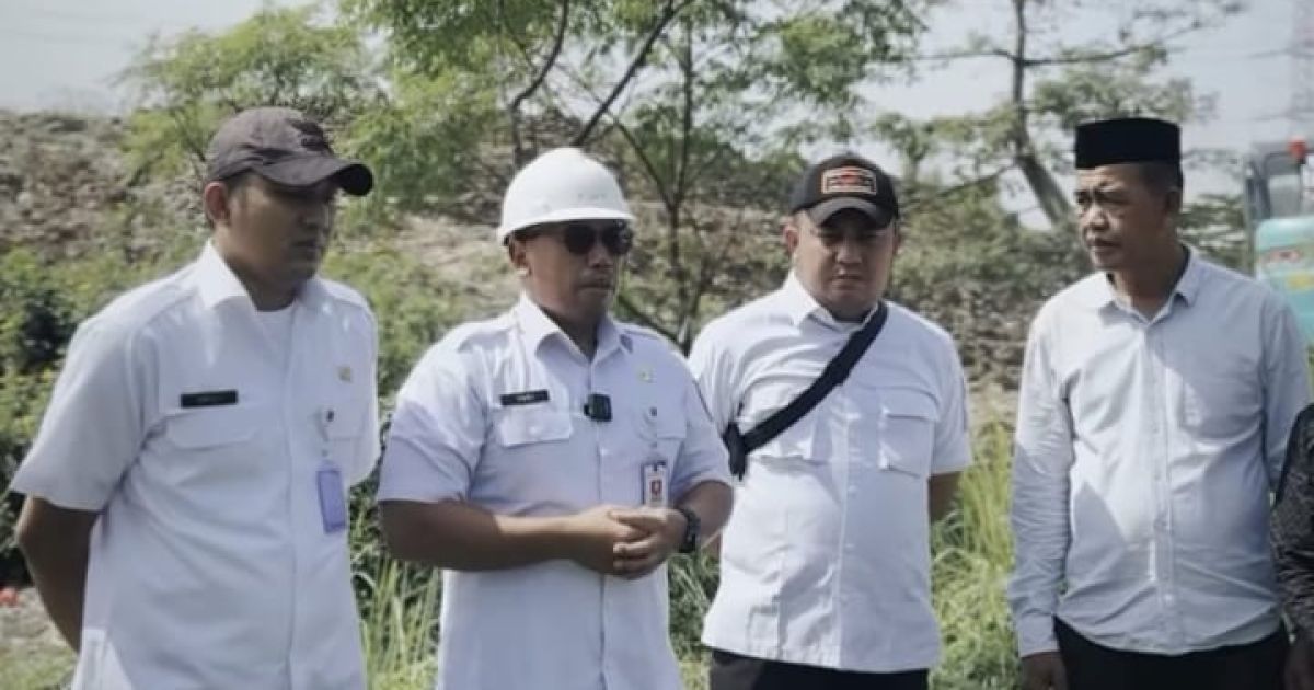 Kepala Dinas PUPR  Kota Depok, Yodi Joko Bintoro saat meninjau langsung Normalisasi Sungai Pasir Putih Sepanjang 400 Meter, Jumat (24/7/2026).