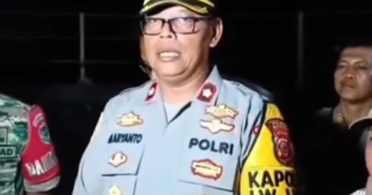 Kapolsek Leuwiliang Kompol Maryanto saat memberikan keterangan meluruskan informasi meninggalnya seorang jamaah dalam Pengajian Akbar di SBS Premiere Venue Bogor. Jalan Lingkar Leuwiliang, Kabupaten Bogor, Jumat (24/7/2026).