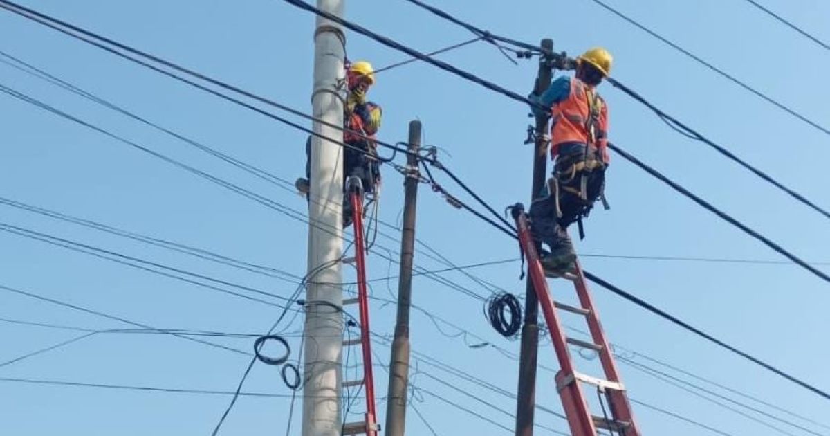 PLN Akhirnya Perbaiki Tiang Listrik Miring yang Resahkan Warga Pangradin Jasinga