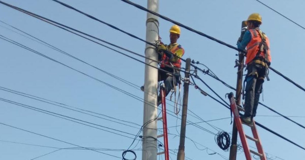 Setelah Jadi Sorotan, PLN Benahi Tiang Listrik Miring di Desa Pangradin