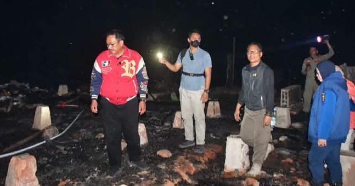 Kebakaran besar melanda Kampung Adat Ciptamulya di Cisolok, Sukabumi. Sebanyak 70 KK terdampak dan puluhan rumah serta leuit terbakar. Bupati Sukabumi Asep Japar menginstruksikan penanganan darurat segera dilakukan.