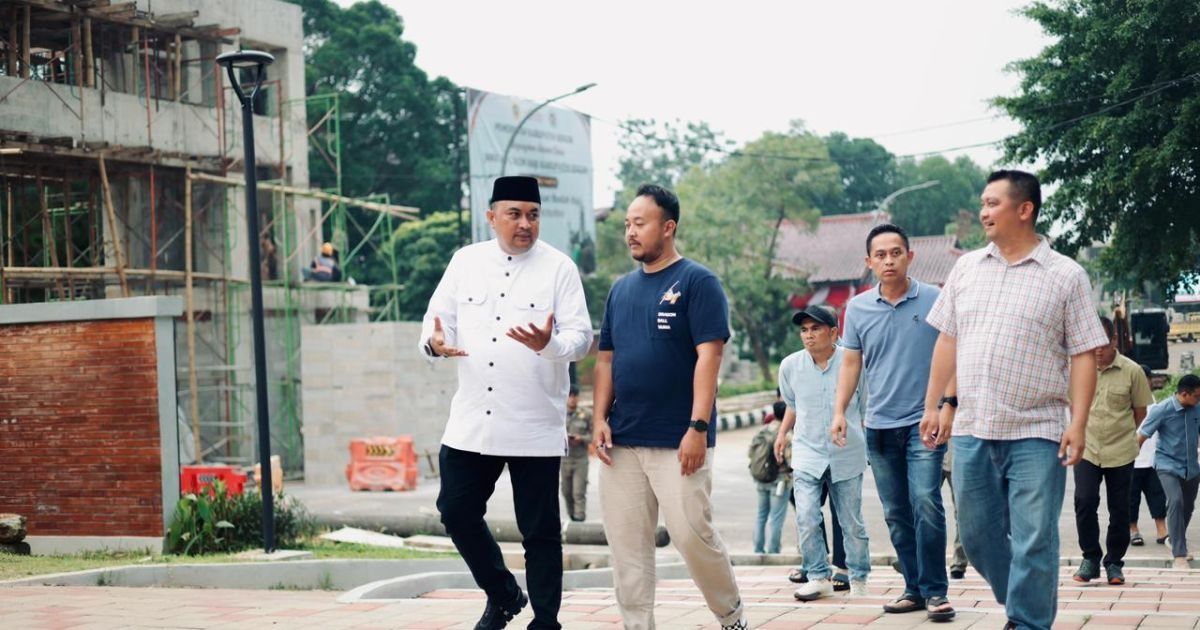 Bupati Bogor Rudy Susmanto meninjau pembangunan Alun-Alun Kabupaten Bogor. Kawasan Masjid Baitul Faizin dan Taman Siliwangi akan diintegrasikan tanpa pembatas, sementara PKL disiapkan lokasi usaha yang lebih representatif.