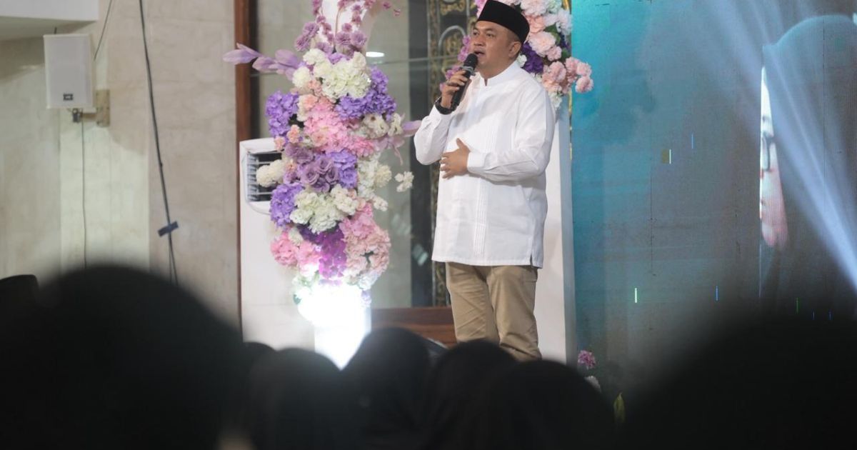 Bupati Bogor Rudy Susmanto melaksanakan Shalat Subuh berjamaah bersama Habib Mahdi Bin Hamzah Assegaf dan masyarakat di Masjid Nurul Wathon. Kegiatan ini memperkuat silaturahmi, keimanan, dan kebersamaan masyarakat Kabupaten Bogor.