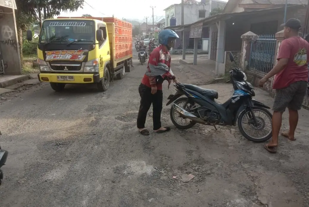 Korban Jalan Rusak Bertambah, Pemkab Bogor Diminta Percepat Perbaikan