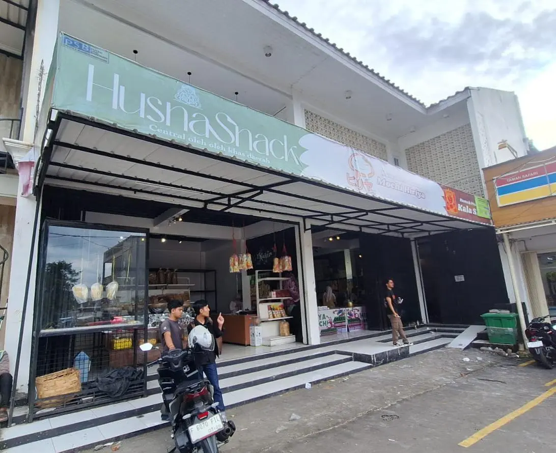 Husna Snack, Toko Oleh-Oleh Praktis di Jalur Wisata Puncak Bogor