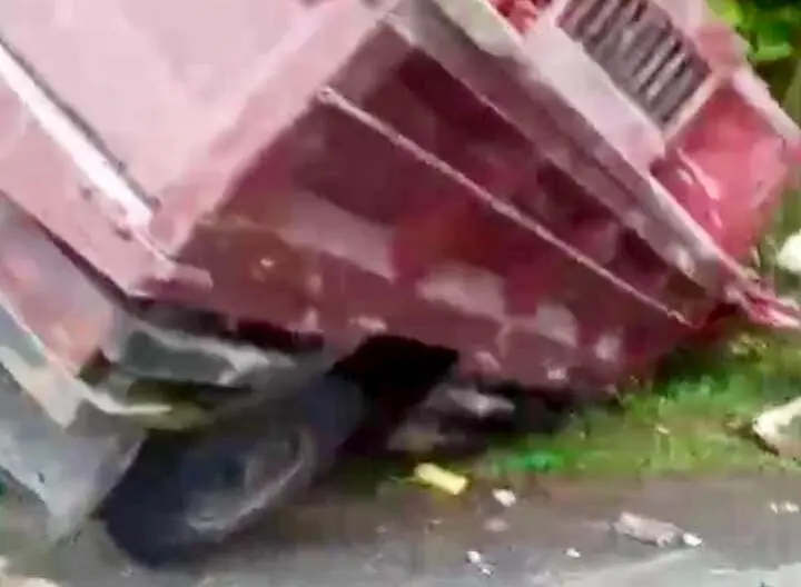 Jalur Rawan Kecelakaan, Truk Engkel dan L300 Bertabrakan di Nanggung