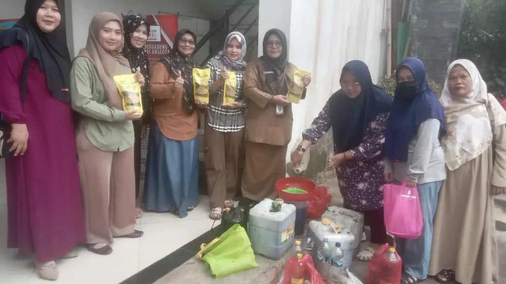 Kelurahan Pengasinan Depok Ajak Warga Tukar Minyak Jelantah dengan Minyak Goreng Baru