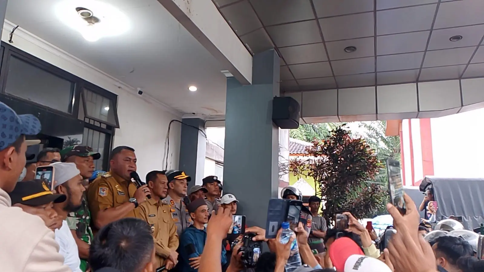 Rudy–Jaro Ade Turun Langsung Hadapi Massa Aksi Cigudeg