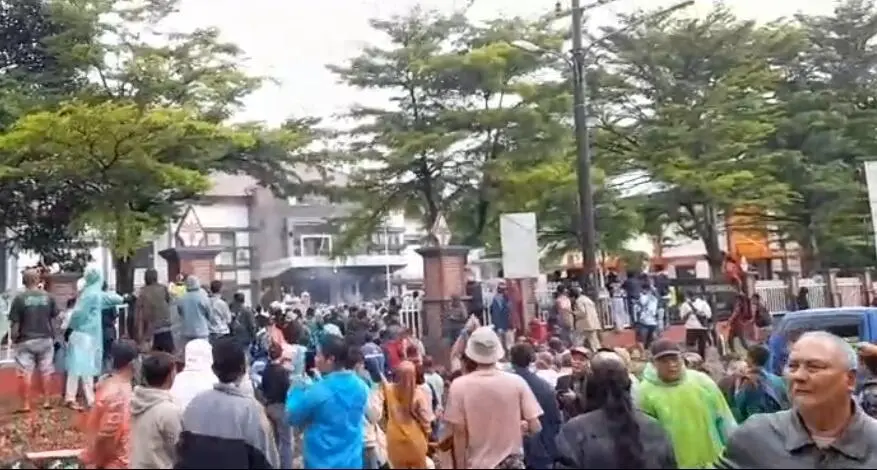 Penutupan Tambang Picu Ketegangan, Kantor Kecamatan Cigudeg Didatangi Ribuan Massa