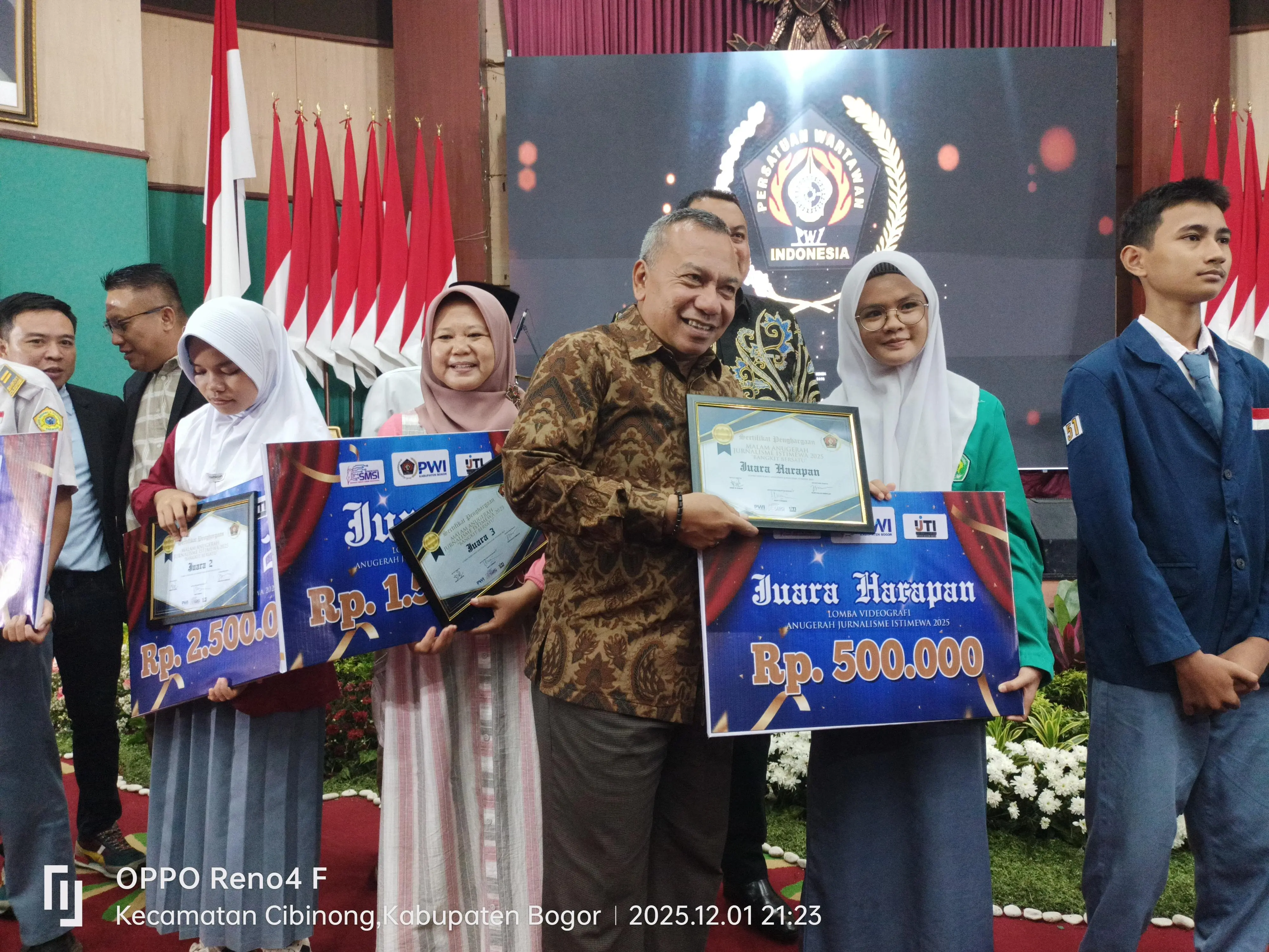 Widi Aulia Harumkan Nama SMA Negeri 1 Pamijahan lewat Juara 1 Fotografi