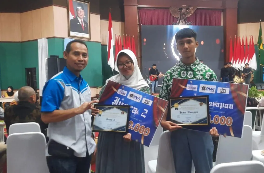 Karya Nabil dan Adya Mengantar SMAN 3 Cibinong Juara di Ajang Anugerah Jurnalisme Istimewa PWI Kabupaten Bogor