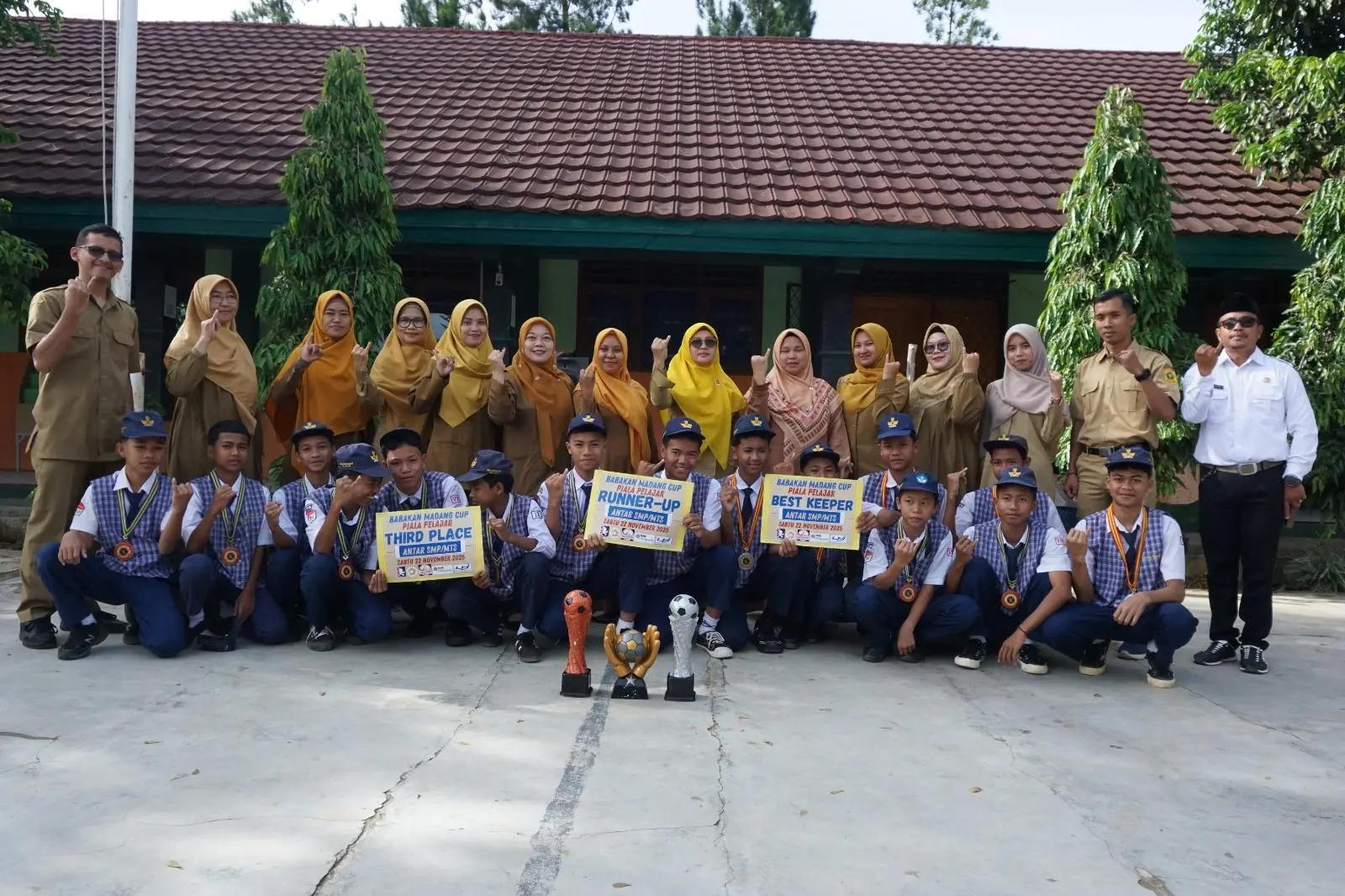 SMPN 2 Babakan Madang Dominasi Turnamen Piala Camat