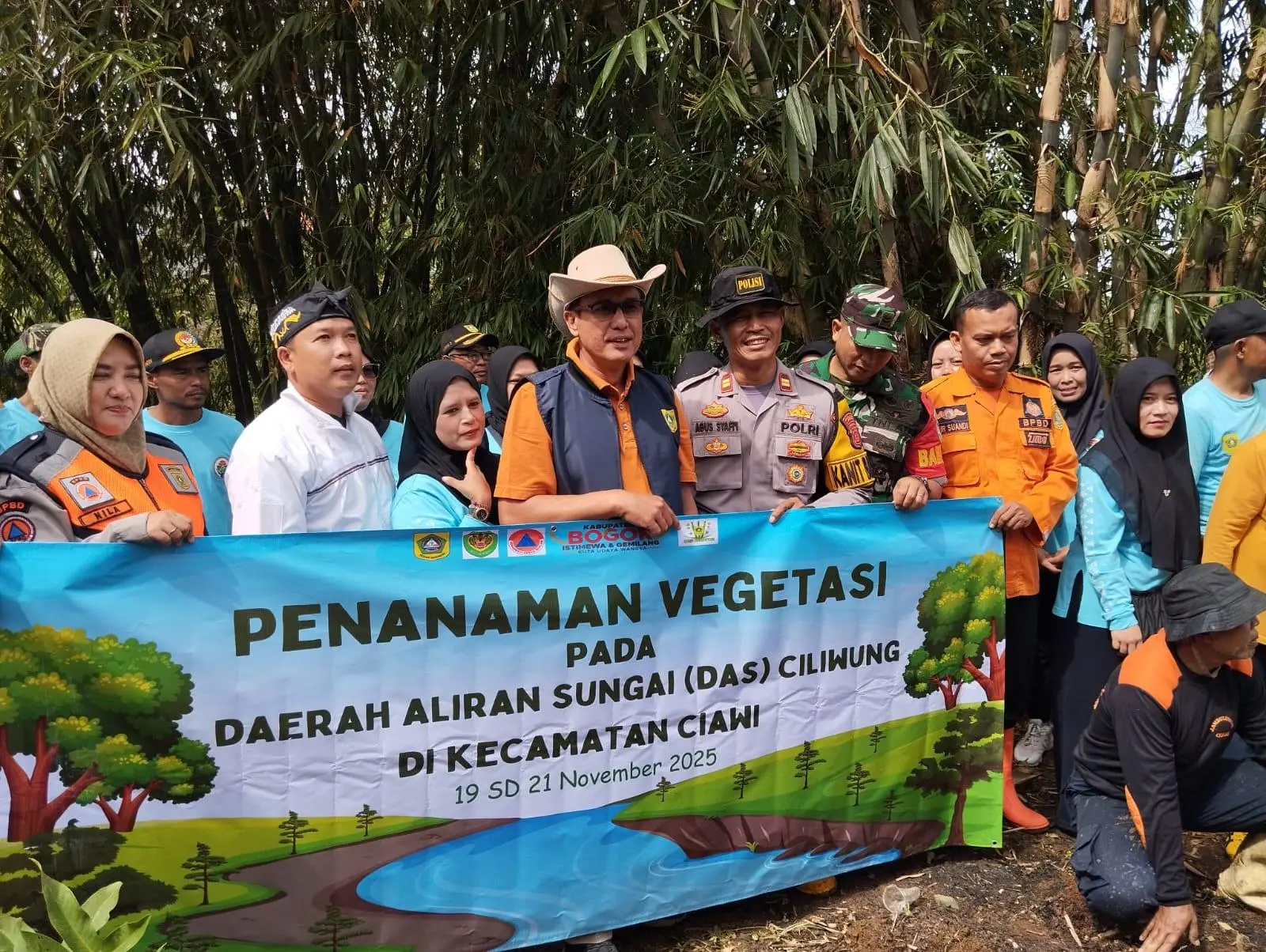 Pemdes dan Forkopimcam Ciawi Kompak Tanam Pohon: ‘Kita Jaga Alam, Alam Jaga Kita’