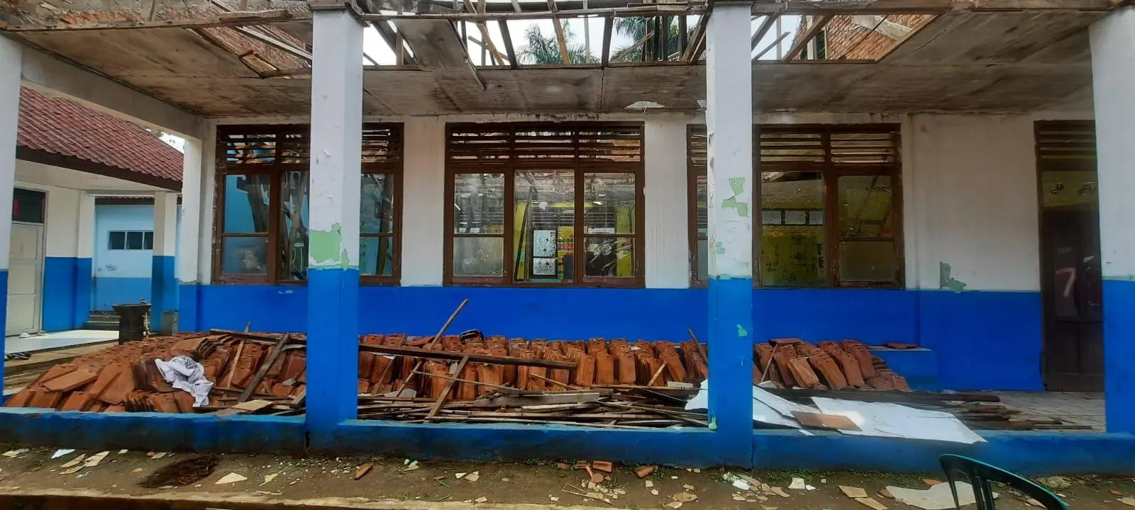 SMPN 2 Rumpin Darurat Sarpras: Toilet Rusak & Atap Kelas Roboh