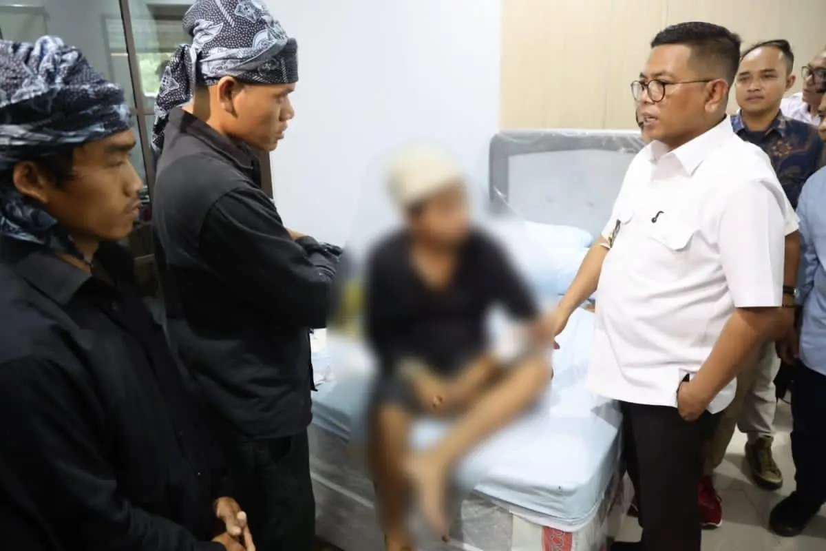 Gubernur Andra Soni Jenguk RV Warga Baduy Korban Kekerasan  di Jakarta