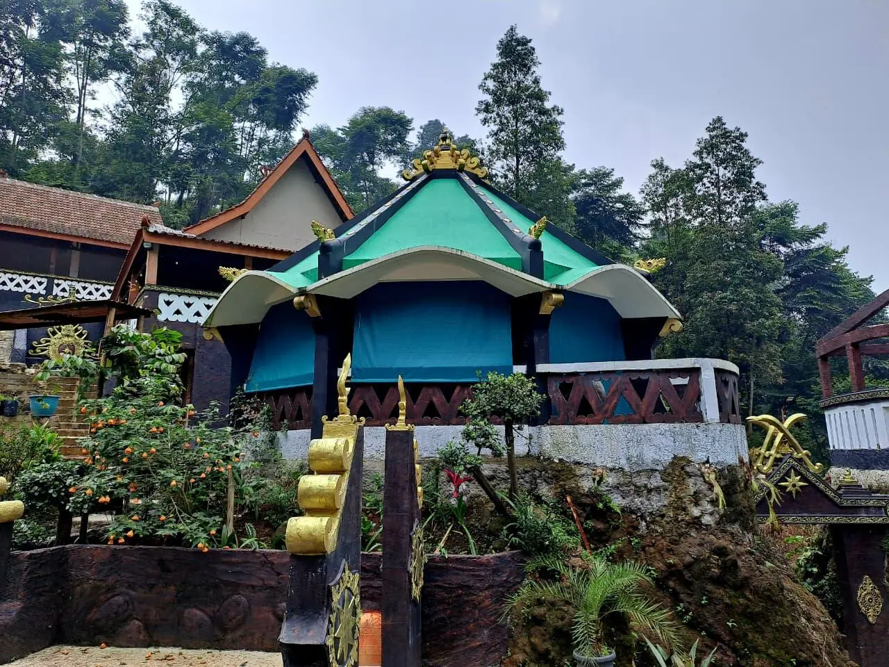 Talaga Air Rahasia: Destinasi Religi Bernuansa Sejarah di Kaki Gunung Salak