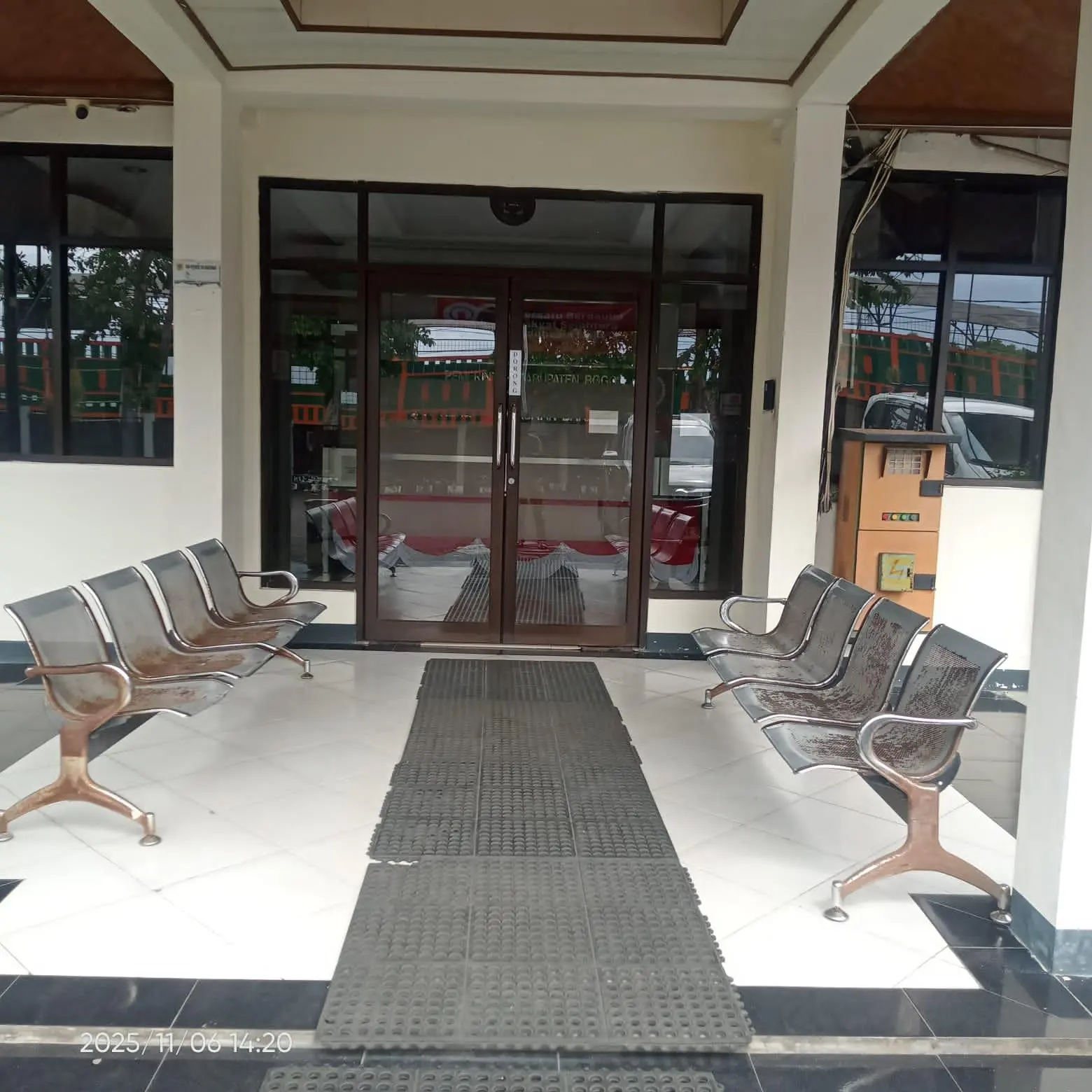 ULP Kabupaten Bogor Disorot, Kursi Berkarat Jadi Cermin Lemahnya Perawatan Fasilitas Publik