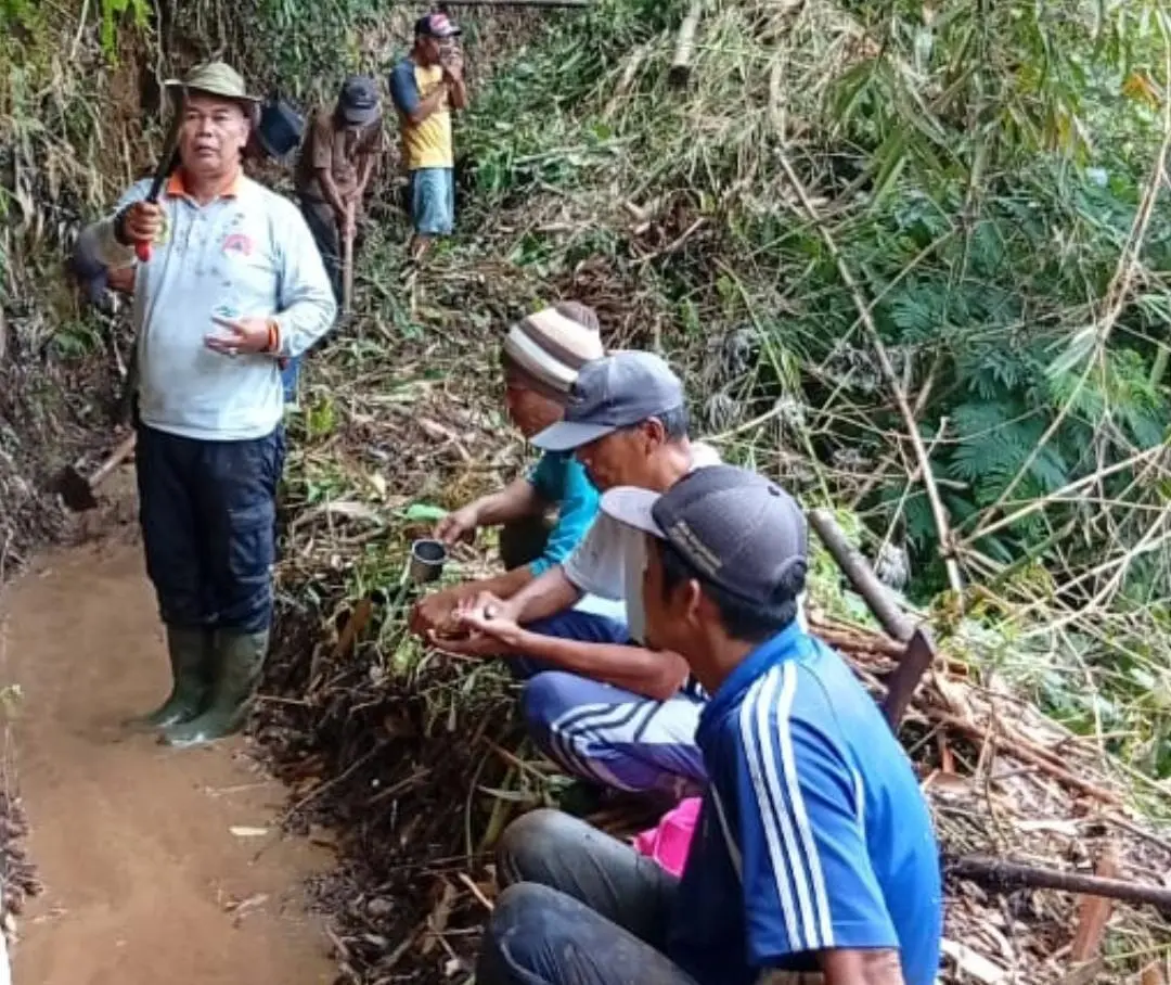Perbaiki Irigasi Secara Mandiri, Warga Pertanyakan Anggaran Pemeliharaan Kemana?