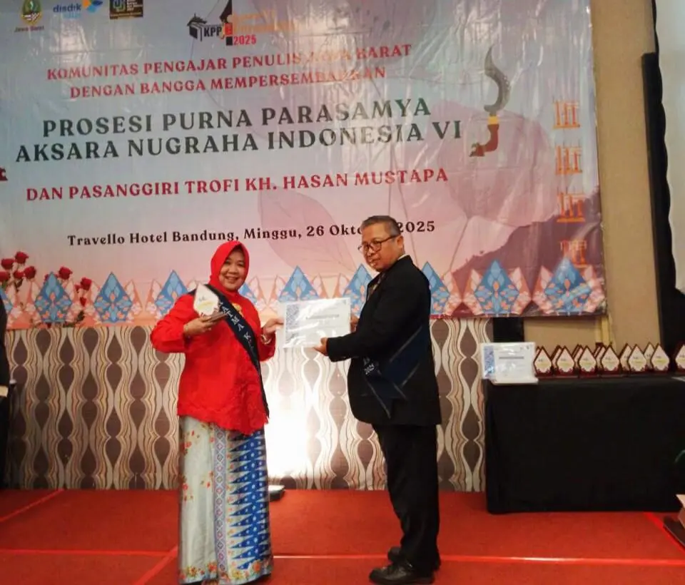 Kepala SMPN 1 Cibungbulang Diganjar Penghargaan Nasional Suratma Nugraha