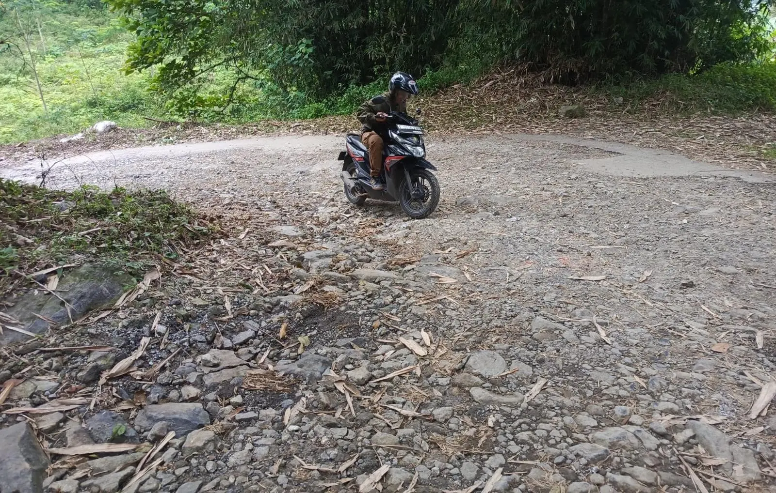 Jalan Penghubung Nanggung–Curugbitung Rusak Berat, Baru 220 Meter Diperbaiki