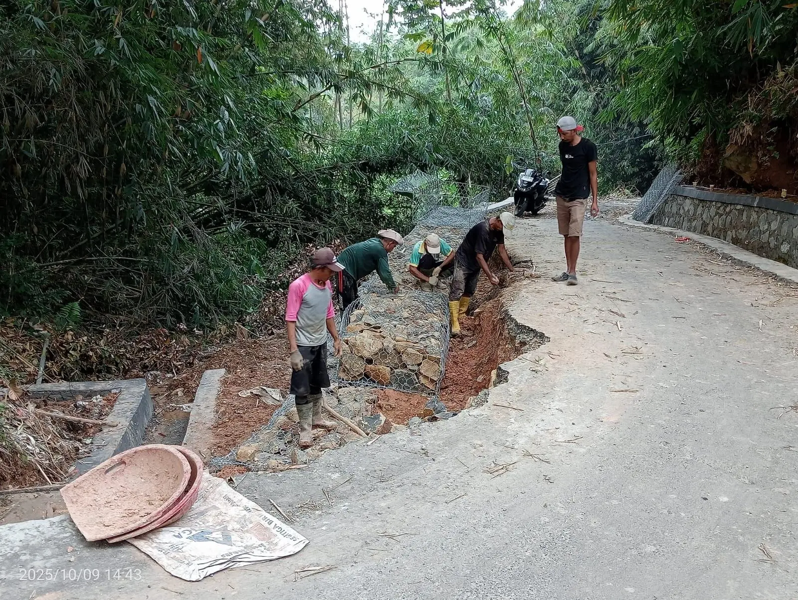 Pemdes Parakanmuncang Bangun Bronjong di Kampung Cogrek untuk Cegah Longsor