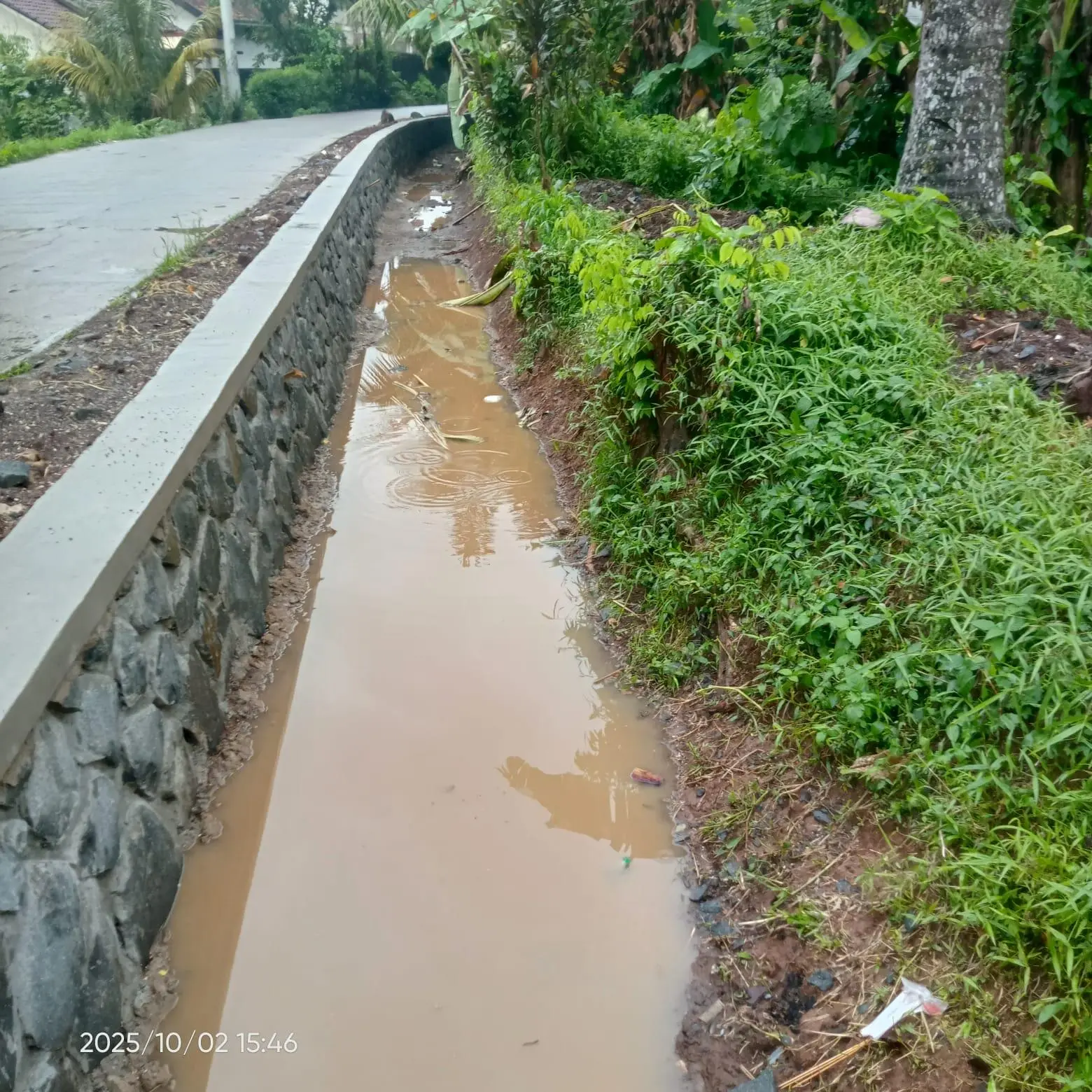 Proyek Saluran Air di Desa Tonjong Justru Jadi Genangan, Warga Resah!