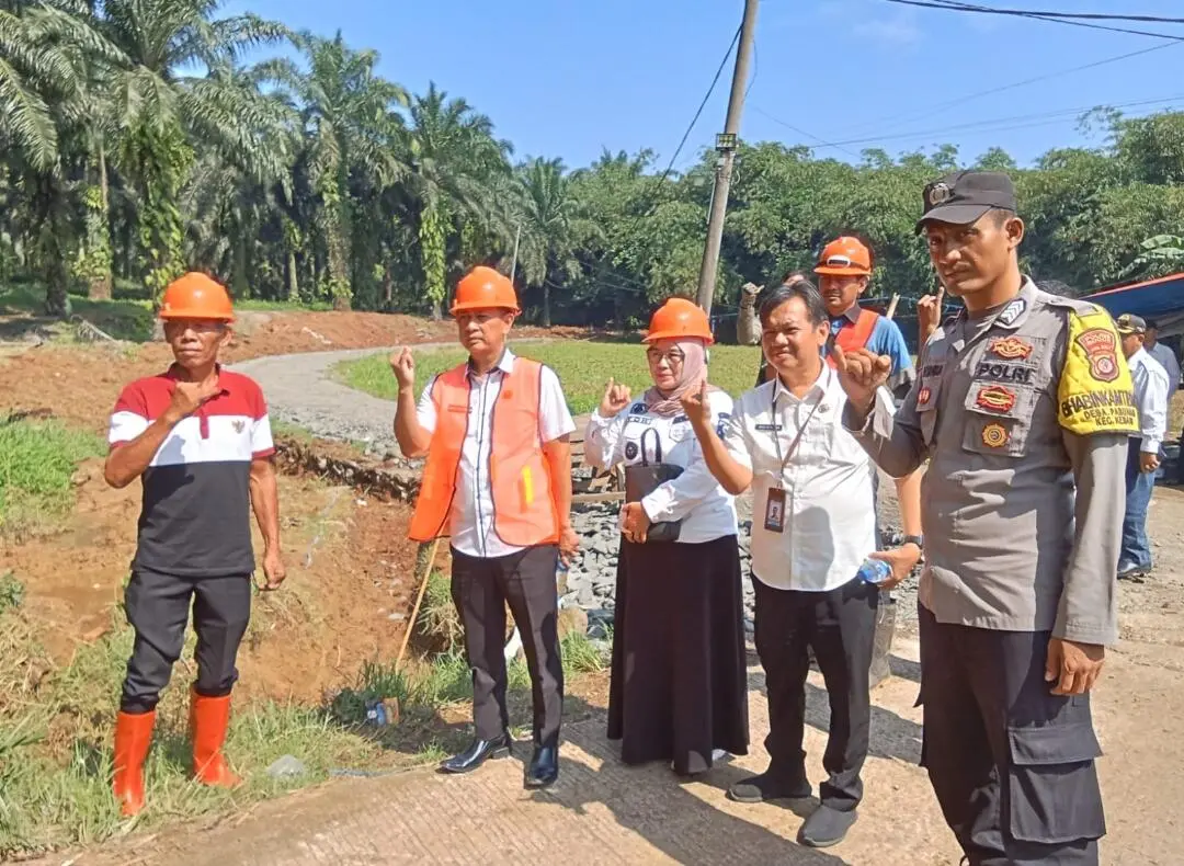 Desa Pabuaran Realisasikan Bantuan Infrastruktur 2025 untuk Jalan Betonisasi dan TPT